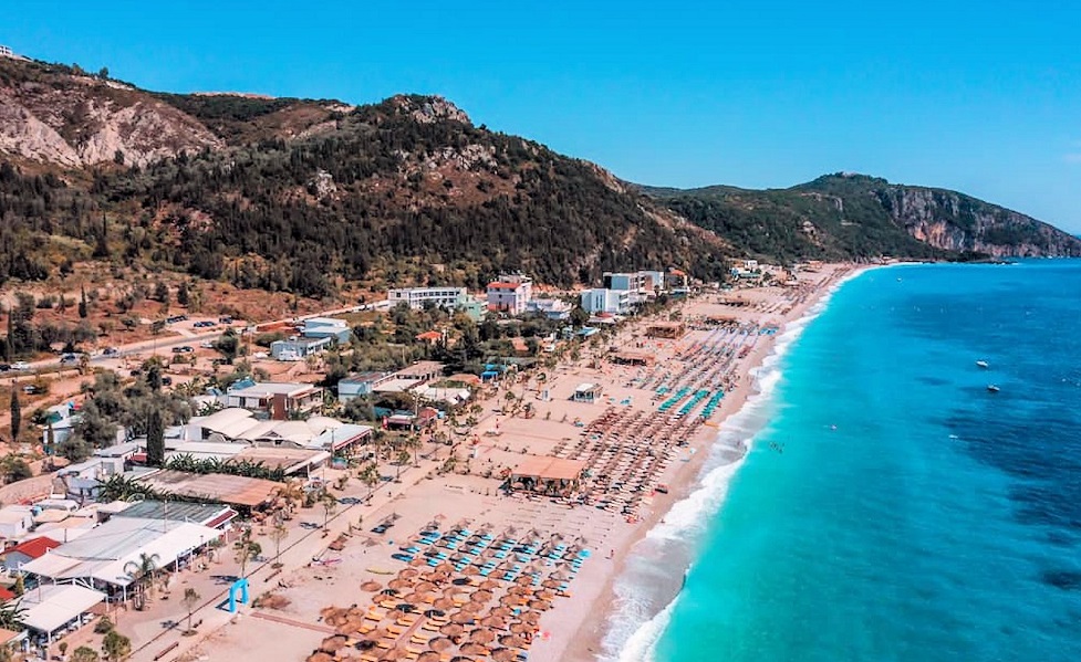 Daily Express: Vizitoni Dhermiun, fshatin e bukur bregdetar pa turma turistesh